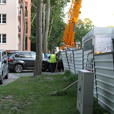 Metalowy balast spad na pot i uszkodzi samochd BMW X5
