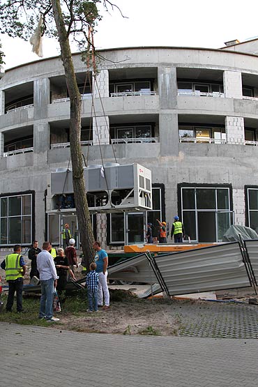 Metalowy balast spad na pot i uszkodzi samochd BMW X5