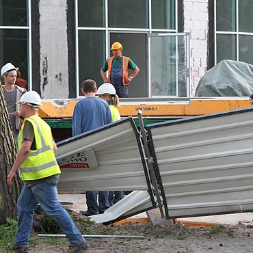 Metalowy balast spad na pot i uszkodzi samochd BMW X5