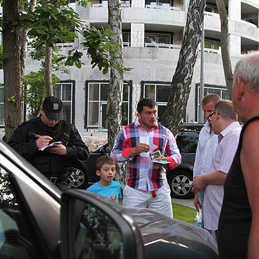 Metalowy balast spad na pot i uszkodzi samochd BMW X5