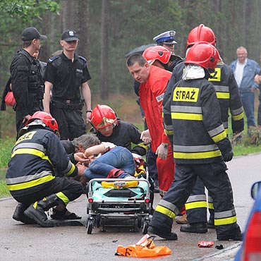 Samochody zderzyy si czoowo. Dwie osoby ciko ranne