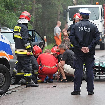 Samochody zderzyy si czoowo. Dwie osoby ciko ranne