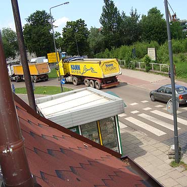 Przy Barlickiego pkaj mury. Wszystko przez ciarwki z gazoportu!    