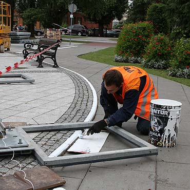 Uwaga stopie! Pomalowali krawnik bia farb