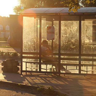 Brudne wiaty na przystankach autobusowych