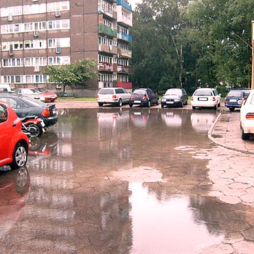 Woda zalewa podwrka. Piesi nie mog przej