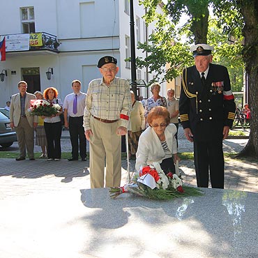 67. rocznica wybuchu Powstania Warszawskiego. Pod pomnikiem Ora Biaego zoono kwiaty