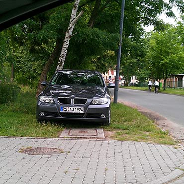 Turyci parkuj na trawnikach 
