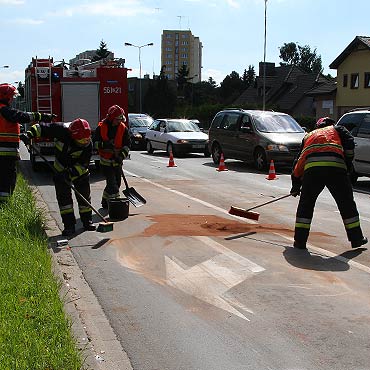 Spieszyła się na ślub i … uderzyła w samochód