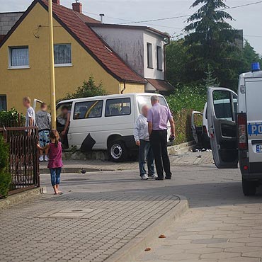 Wymusi i zepchn volkswagena na pot