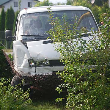 Wymusi i zepchn volkswagena na pot