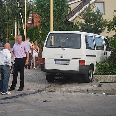 Wymusi i zepchn volkswagena na pot