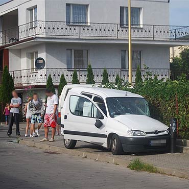 Wymusi i zepchn volkswagena na pot