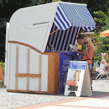 Wizyta krliczka na winoujskiej promenadzie w Centrum Informacji Turystycznej