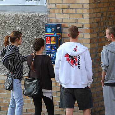 Automat z prezerwatywami i proszkami na kaca stan na deptaku