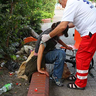Pijani i brudni bezdomni s wizytwk miasta 