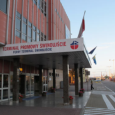 Na terminalu powiewa poszarpana flaga