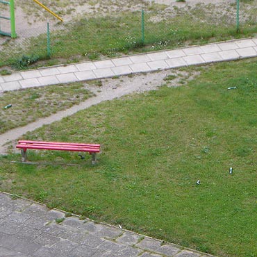 Zaniedbany i niebezpieczny plac zabaw