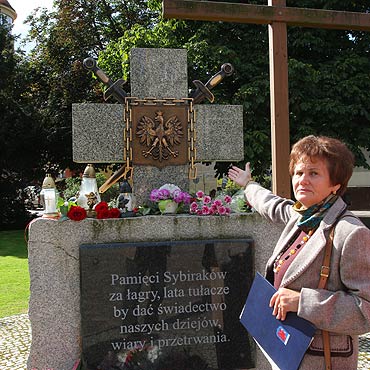 Skandal! Zomiarze ukradli cz miecza z pomnika Zesacw Sybiru