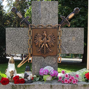 Skandal! Zomiarze ukradli cz miecza z pomnika Zesacw Sybiru