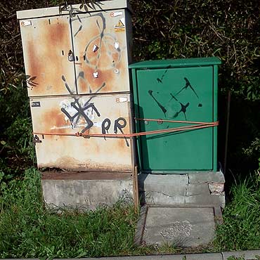 Nazistowskie znaki na niezabezpieczonych skrzynkach 