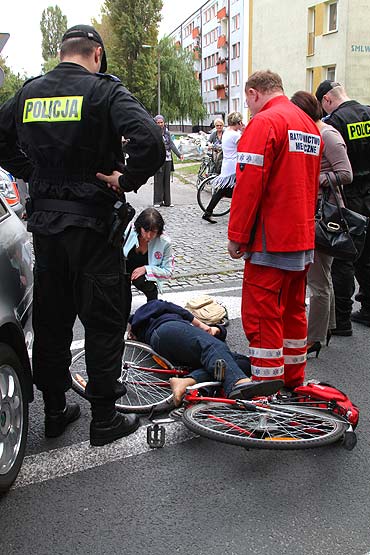 Rowerzystka pod koami skody. Zobacz film!