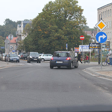 Kto ma pierwszestwo na Dbrowskiego?