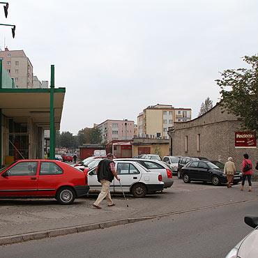 Parkingów zawsze brakowało. Teraz zlikwidowano jeszcze ten, na miejscu którego powstało nowe rondo