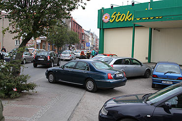 Parkingów zawsze brakowało. Teraz zlikwidowano jeszcze ten, na miejscu którego powstało nowe rondo