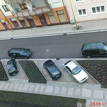 Parkingi tu przy zielonych skwerach 