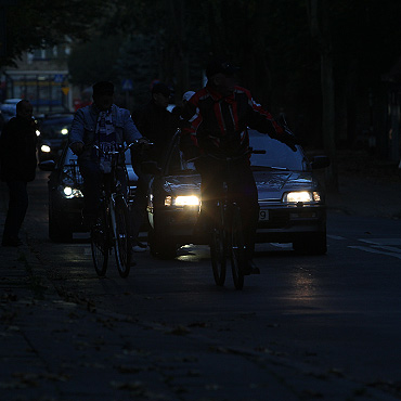 Rowerzyci jed bez wiate. Kierowcy s przeraeni