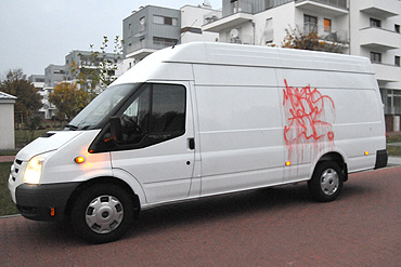 Pobazgrali farb dostawcze auto