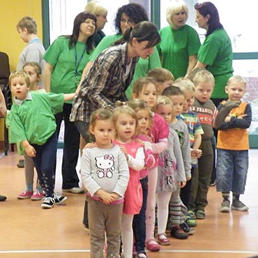 Przedszkolaki wietnie bawiy si na turnieju sportowym 