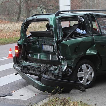 Transporterem uderzy w osobwk. Kierowca przewieziony do szpitala 