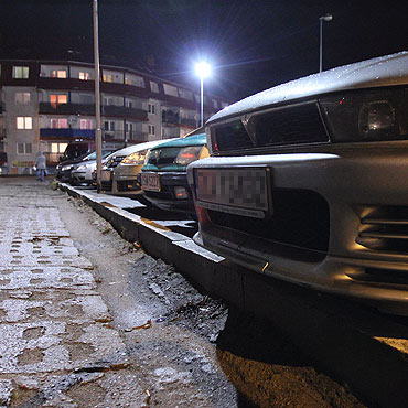 Kierowcy niszcz zderzaki na wysokich krawnikach