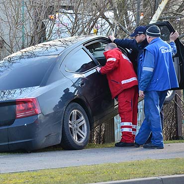 Kierowca dodga straci przytomno. Samochodem zawis na drzewie