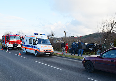 Kierowca dodga straci przytomno. Samochodem zawis na drzewie