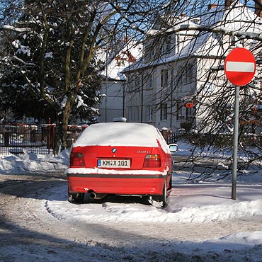 Czerwonym bmw wjechał pod zakaz. Kierowca porzucił auto?