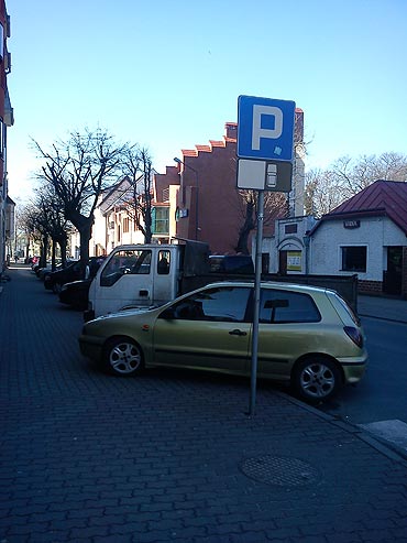 Kierowcy parkuj jak chc. Wbrew znakom