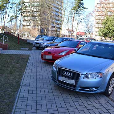 Parkuj samochody na drodze poarowej i chodniku