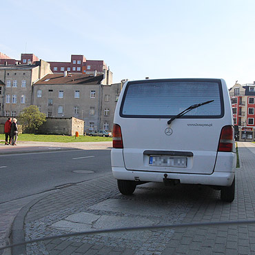 Zaparkowa na chodniku. Nie pomyla o innych