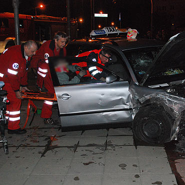 Zderzyy si dwa volkswageny. Kierowca takswki i pasaer w szpitalu