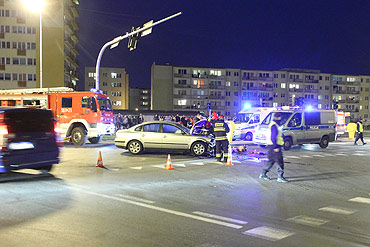 Zderzyy si dwa volkswageny. Kierowca takswki i pasaer w szpitalu