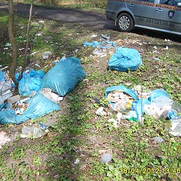 W lesie znaleziono stertę śmieci. Sprawcą jest...