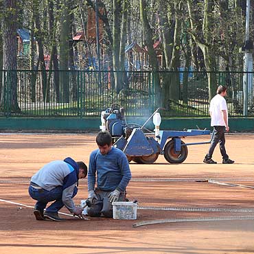 Przygotowowuj korty do sezonu. Bd nisze ceny