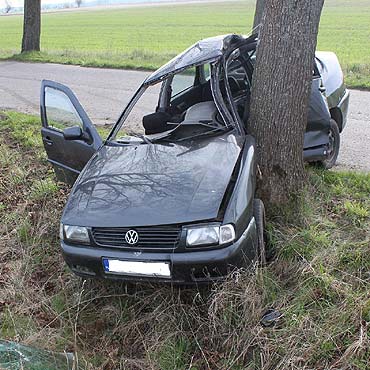 18-latek bez uprawnie chcia podwie koleank do szkoy. Rozbili si na drzewie