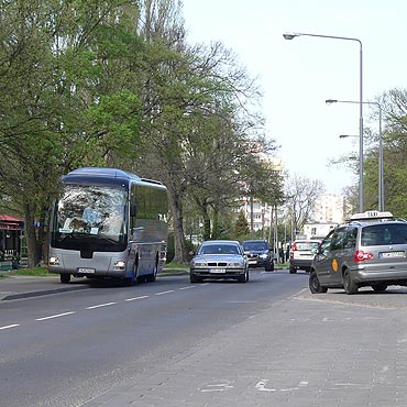 Autokarem zaparkowa na ciece rowerowej