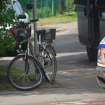 Rowerzystka pod koami audi