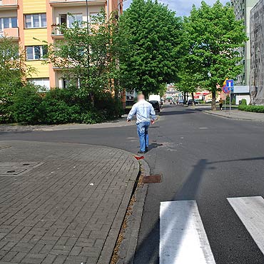 Stuczka na skrzyowaniu. Cofa, zbi reflektor i odjecha