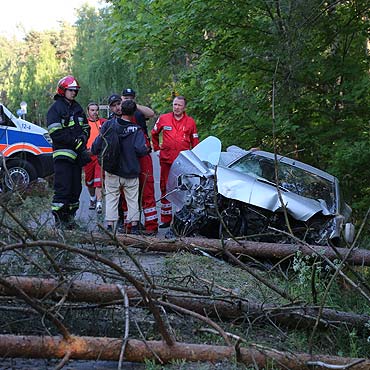 Straci kontrol nad pojazdem i roztrzaska auto na drzewach